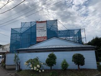 足場をかけてこんな感じで塗装工事をやらせ頂きました。