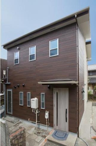 【外観エントランス】新築のような外装。門へのアプローチを円形にアレンジして、さらに風格のある門をそのまま残したことで、周辺と馴染ませる工夫が素晴らしいです。新旧の調和が感じられます。