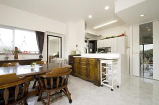 壁をなくし広々！みんなでお料理ができるキッチンへと変身しました