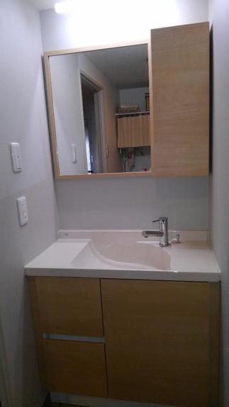 収納もアップし、すっきり素敵な洗面台に。