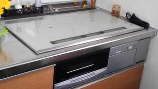 お子様たちも安全に使えるようにと、ガスコンロをIHに交換しました。