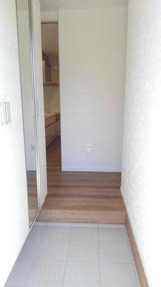 白いクロスと優しいフローリングで明るい印象の玄関。