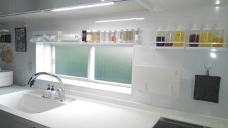 調理台前のボードにはよく使う調味料ボトルを並べ、ワークトッはすっきり、お料理中もとっても便利。