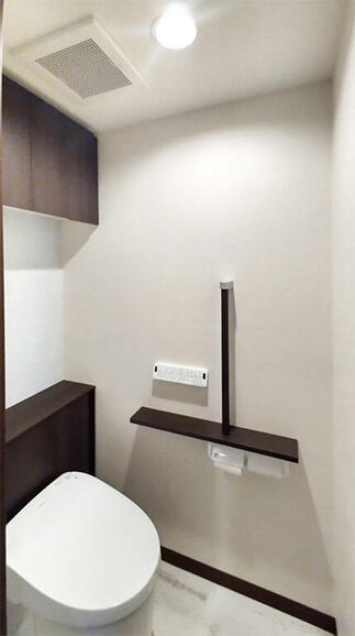 ダークカラーで引き締めた上質なトイレ空間