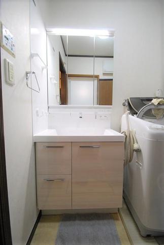 収納充実の洗面化粧台に…