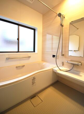 【床と壁がタイル】のバスルームをリフォーム