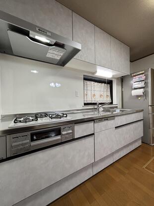 シンプルだけど機能的。暮らしになじむキッチンデザイン