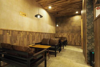 ゆったりとしたボックスソファ席　女子トークで盛り上がったり、スイーツを頂きながらお酒を楽しめそうです♪