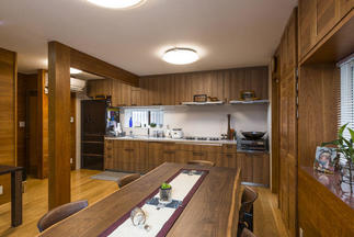 間取りを変更し4m近くあるキッチンを設置。