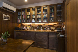 書棚。無垢の一枚板（ウォールナット）は圧巻です。