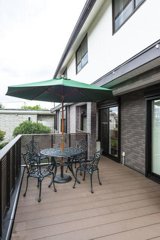 カフェスタイルに仕上がったバルコニー。