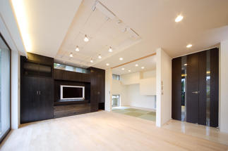 壁は造作家具やボーダータイル、床は無垢のフローリング、天然の大理石や琉球畳。個性的な素材は、一体感のある空間を彩るアクセントになります。