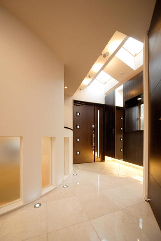 北側に位置する暗くなりがちなエントランスホールは、トップライトからの降りそそぐ光と、和室の壁に配置したガラスパネルから射し込むやさしい光が床の大理石に反射し、風格のある明るいエントランスを実現しました。