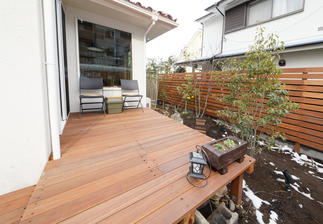 駐車場の奥は寛ぎのウッドデッキスペースに。大好きなガーデニングを楽しめるようグリーンを増やし、心と目に優しい余裕のある空間に変化させました。