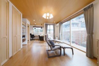 大きな窓から庭を眺めるように配置されたリラックスチェアに座り、好きな音楽をかければ、しっとり優雅な時間が流れていきます。