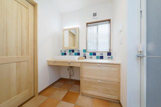 洗面台に貼ったタイルはお施主様の手づくりです。