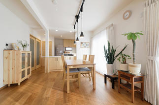 キッチンにはナチュラルで優しい風合いのパイン材をたっぷりと使いました。キッチンも建具もパイン材を贅沢に使っています。