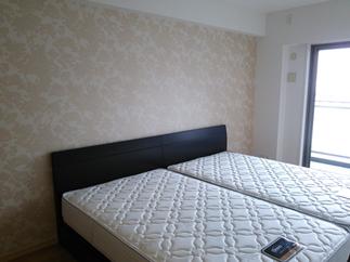 ベッドルームにはリュクス柄で安らぎをプラス。