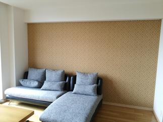 クロスを全面的に張り替え。リビングの一面をアクセントウォールで演出。