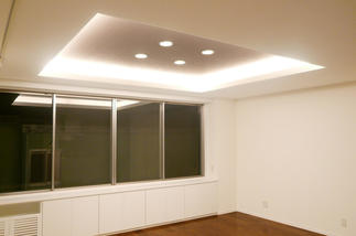 折り上げ天井＋間接照明。天井がふわっと浮き上がるような柔らかな光でリラックス。