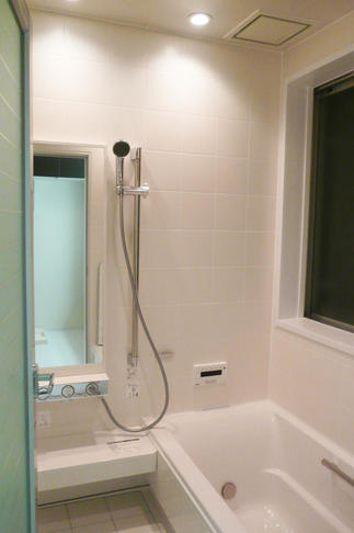 壁・床・浴槽ともに白で統一。清潔感漂う明るいバスルームに。