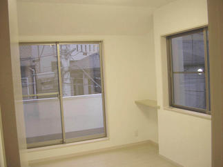 和室から洋室にお部屋のタイプをチェンジ。アイボリーのフローリングがお部屋を広く、明るく感じさせます。