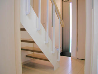 玄関近くの歓談はストリップ階段にすることで空間が広く感じられるようになりました。