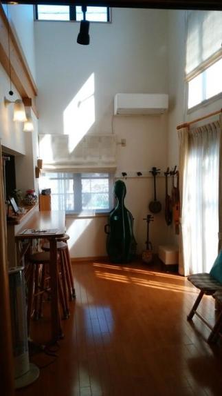 趣味の楽器がいつでも見えるダイニング