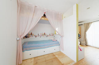 寝室のクロークコーナーの上部の棚を活かした、女の子の夢の寝室。