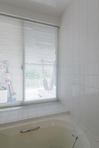 バスルームの大きな窓からは庭を眺められる配置。