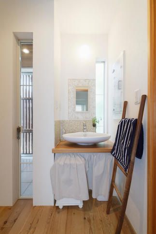 壁面の一部をモザイクタイルにすることで、水はねなどで傷んだ壁を綺麗にリフォーム。