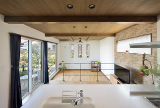 見通しのよい明るいキッチン。お子様の様子もよく見えます。