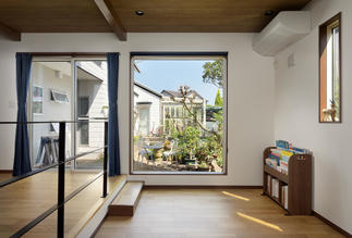 大きい窓が特徴のお庭を見渡せるリビング。大きい窓があると室内が広く明るく感じます。