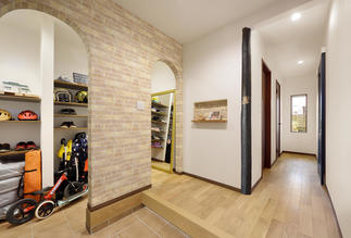 玄関まわりには靴以外にもいろいろなものが置ける大容量の収納があり、実用性も見た目にもこだわりがつまっています