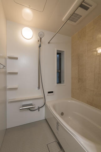 在来工法の浴室からシステムバスへ。やわらかい雰囲気の色味で落ち着く空間に。