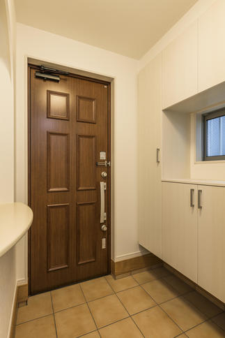 たっぷりしまえる玄関収納と小物等を飾れるニッチを設けました。