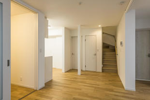 都心の旗竿地で明るさと開放感を追求