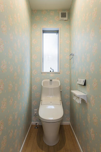 トイレは壁紙で明るくさわやかな印象に。