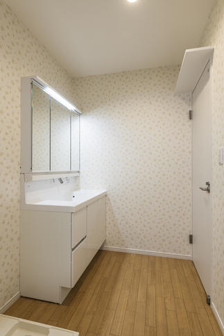 明るい室内と機能的な化粧台。ドア上部には何かと便利な棚を設置。