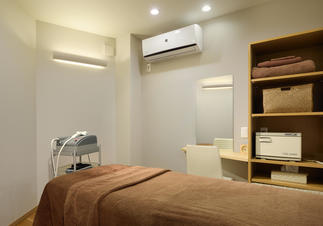 【エステサロン】ナチュナルな白の個室