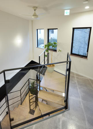 【階段】開放的で明るいスケルトン階段