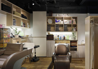 【美容室】使い勝手や素材にこだわった造作棚がポイント
