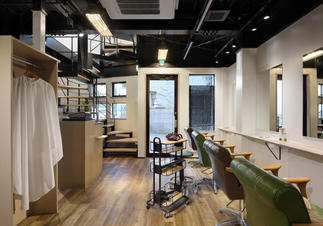 【美容室】あえて色味を多く使わずグリーンが映えるサロン