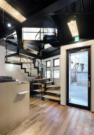 【入口】窓やドアからの光も採り入れて明るい印象に