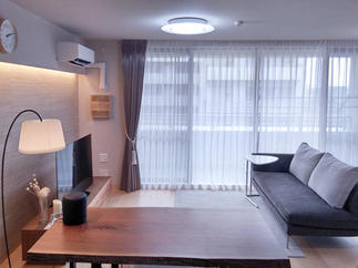 タイルと間接照明で上質な空間を演出したリビング