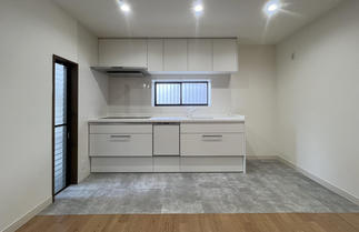 明るく広々と調理できるキッチン