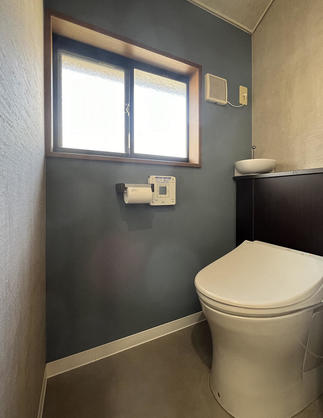 アクセントクロスが印象的なトイレ