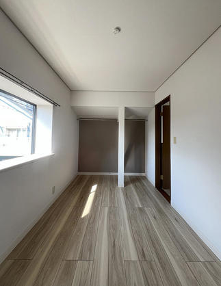 見せる収納を取り入れた洋室