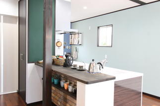 カウンターの付いた対面式のキッチンに