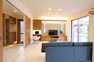 栃木県産の大谷石と造作家具のあるリビング